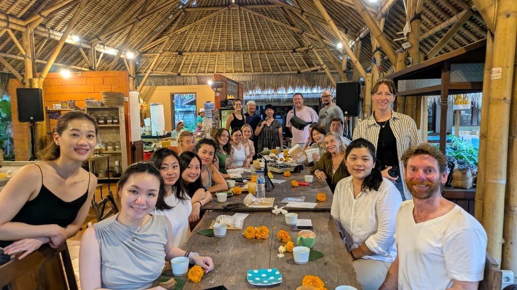 Peserta dan tim berkumpul di meja workshop miso Ikushima dalam suasana santai bersama komunitas