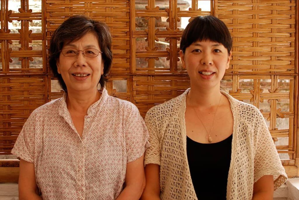 Founder Ikushima Store — Naomi dan tim di depan latar anyaman bambu