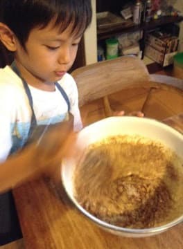 Anak membuat miso di rumah — mengaduk pasta miso dalam mangkuk